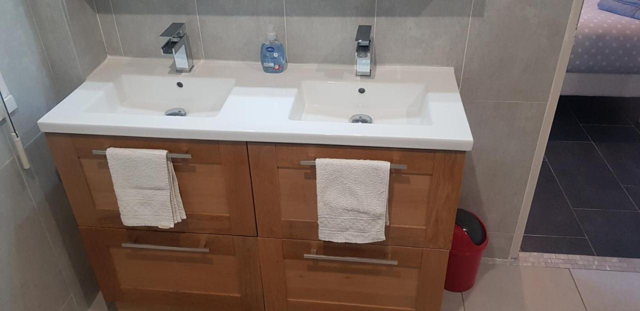 Grande chambre avec salle de bain privée Le Mans Esterno foto